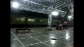 Indian Railways..WDP3A Trivandrum Rajdhani blasts through Palghar