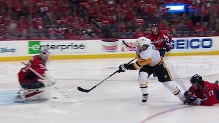 Cullen fights off check to score short-handed for Penguins