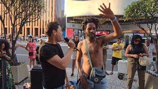 O CANTOR ANDRE LUIZ DORME SUJO E ALEMÃO DA PIZADINHA NA AVENIDA PAULISTA SAO PAULO