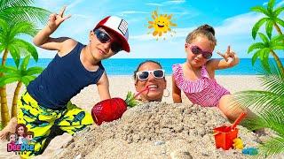 Matteo and Gabriella have fun with DeeDee at the beach | Funny story for kids.