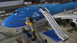 Boeing 747-400 upper deck emergency slide deployment