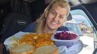 Рыбка под морковкой, винегрет и сухарик.