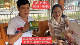 Khương Dừa được fan cứng từ Mỹ trao quà khủng tặng bà con xem nhạc ngày 02/02/2024