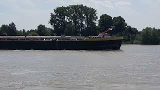 Frachtschiff auf dem Rhein bei Rees flussabwärts