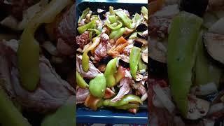 Крылышки в Бредском маринаде, запечённые с Болгарским перцем и баклажанами. Пісірілген қанаттар.