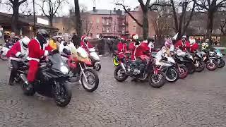 Lucia,tärna,stjärngosse och tomtar på motorcyklar. Åker genom centrum i Köping