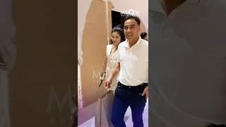 Vợ chồng MC Quyền Linh vẫn cực kì tình tứ, lúc nào cũng xuất hiện cùng nhau. Như vợ chồng son!