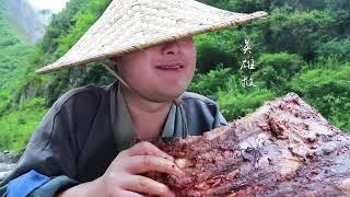 【Shyo video】小伙河邊秘製6斤牛排骨，肉香四溢，吃得滿嘴流油，太香了