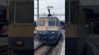  Der legendäre TEE Rheingold in Luzern: Die Re 421 387 führt die edlen TEE Wagen an. 