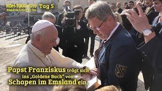 Papst Franziskus trägt sich ins "Goldene Buch" von Schapen ein