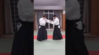 胸ではさんで手首を曲げると一瞬で倒せる　＃大東流合気柔術　＃Martialarts