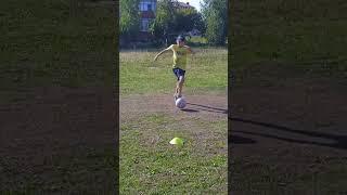 Топ 3 ккк перебросить игрока! #мяч #тренировка #фишки #футбол #чувствомяча #дриблинг #удар #финты