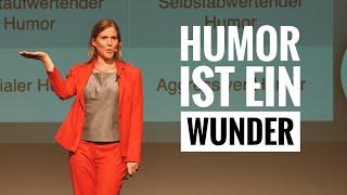 Humor lernen. Katrin Hansmeier verzaubert auf der Bühne. Deutsches Institut für Humor