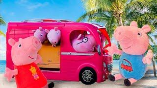 Свинка Пеппа - Мягкие игрушки на МОРЕ в доме на колесах! - Видео с игрушками Peppa Pig