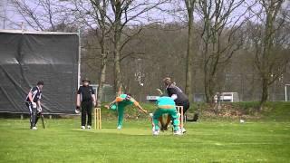 ECV - Peer shows bowler not to bowl full toss!