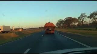 Ciclista arrisca a vida pegando "vácuo" em caminhão na Washington Luis