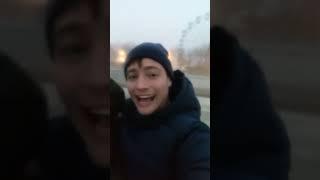 На газонокосилке сидя на диване