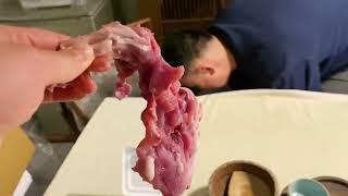 公柴犬在厨房偷拿一个生鸭腿，狗狗护食的一面又暴露了出来