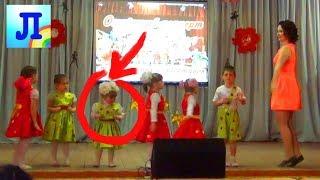 Одна девочка ЖжЕт УМОРА ЭТО НАДО ВИДЕТЬ! Дети танцуют смешно. Children dance funny. Приколы 2020