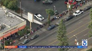 Thousands wait in line for Honey Baked Ham