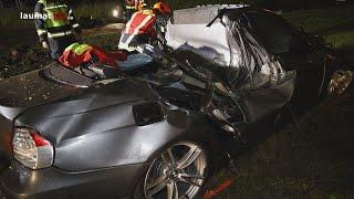 Auto völlig eingedrückt: Lenker kracht bei Unfall in Traun mit PKW gegen Baum und Oberleitungsmast