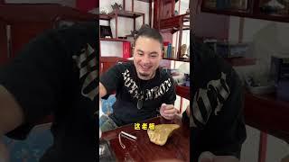 哈軒翡翠| 皮好滿黃的料子，中間開窗特別誘人，把皮磨了像個大元寶 #翡翠#玉器#珠寶玉器#玉石#緬甸翡翠#翡翠原石#切石頭