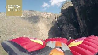 China’s first wingsuit pilot flies through a Chinese valley in 100 seconds!