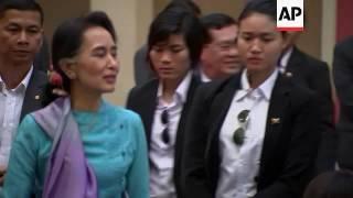 Suu Kyi welcomed by Myanmar migrants in Thailand