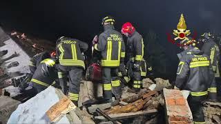 Il lavoro dei vigili del fuoco nella villetta di Eglio alla ricerca del secondo corpo