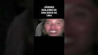 Jóvenes bailando en una disco de 1994