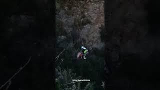 Bomberos rescatan a un perro de un barranco en La Arboleda