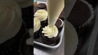 How to ice a cupcake! #cupcakedecorating #cupcakes #howtovideo #glutenfreecupcake