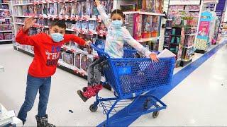 Heidi and Zidane buy toys at a toy store | Children learn to save