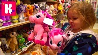 VLOG Katy's shopping in the toy store