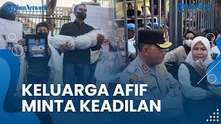 Hadiri Aksi Hari Anti Penyiksaan, Keluarga Afif Maulana Minta Keadilan di Depan Mapolda Sumbar