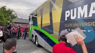 Apedrean el camión de Pumas a su llegada al Estadio Jalisco