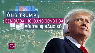 Ông Trump xuất hiện với tai phải băng bó, có hành động khiến cả nghìn người phấn khích | VTC Now