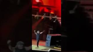 “Ain’t it a shame?” — AC/DC live in Chicago set the night on fire with “Shot Down in Flames”! #ACDC