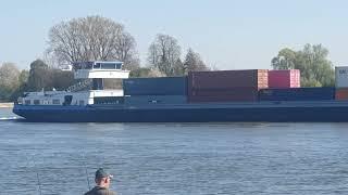 Containerschiff auf dem Rhein bei Rees flussabwärts 12.4.25