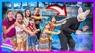 VAMOS JOGAR O COELHO MALVADÃO NA PISCINA  FAMÍLIA MASUDINHA 