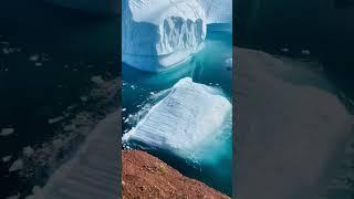 Переворот айсберга в водах самого большого в мире фьорда Скорсби, Гренландия. #переворотайсберга