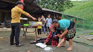 Shocking: Single mother kneels down to pick up rice on the ground - the reason makes everyone cry