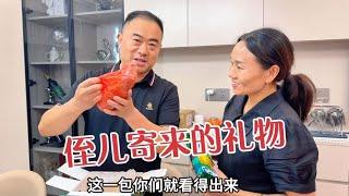 收到侄儿寄来的礼物，夫妻俩既惊喜又感动，8岁小孩也如此心细