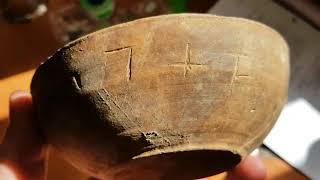 Чаша с надписью алфавитом асомтаврули найдена в склепа Цой-Педе в Чеченской республике.
