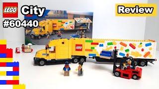 Ein riesiger gelber Lastwagen voller kleiner, blauer LEGO-Sets. LEGO® City 60440 Sattelzug [Review]