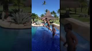 Neymar e o filho Davi Lucca curtem piscina em Barra Grande