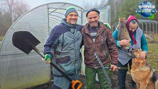 На лесной хутор приехало много помощников. Устанавливаем новую теплицу из поликарбоната