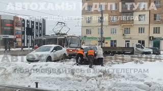 В Туле водителю трамвая пришлось выталкивать из сугроба машину нарушителя ПДД