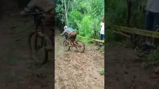 DOWNHILL IN BRAZIL WITH A LOT OF RAIN MUD IN A ROCK GARDEN