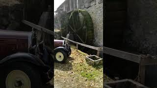 LE BRUIT D'UNE VIEILLE VOITURE ET DE LA ROUE À AUBEau moulin Morand à Arith (Bauges-Savoie-France).